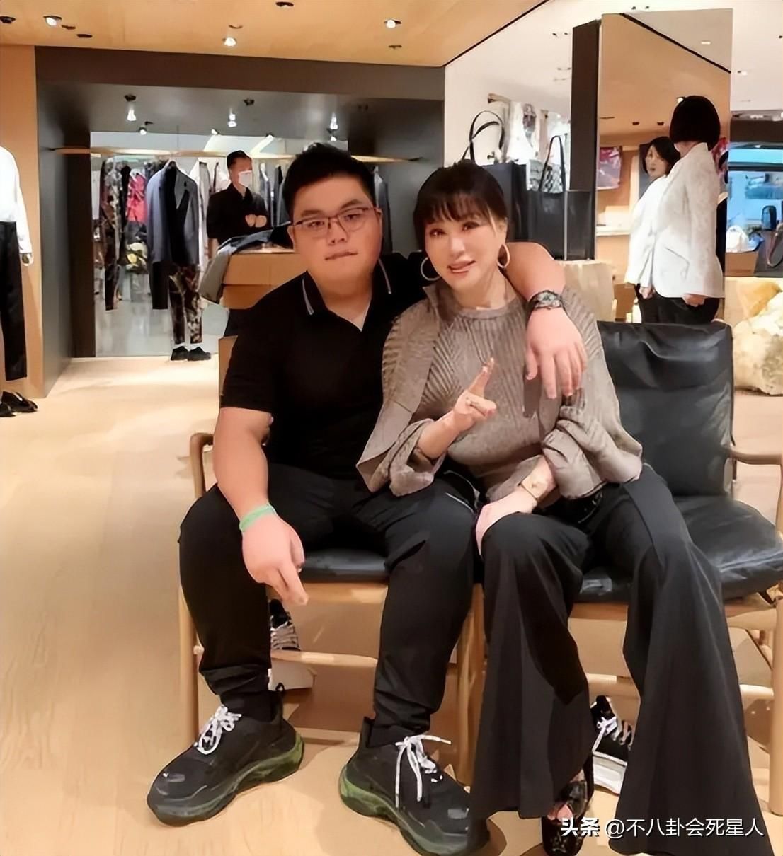 杨小娟近照_杨小娟与吕良伟恩爱_吕良伟老婆杨小娟年龄