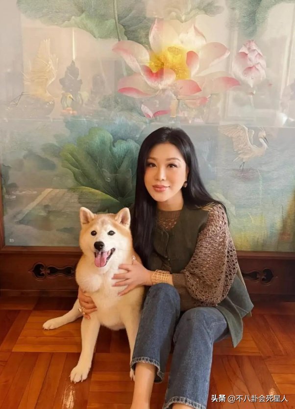 吕良伟老婆杨小娟年龄_杨小娟与吕良伟恩爱_杨小娟近照