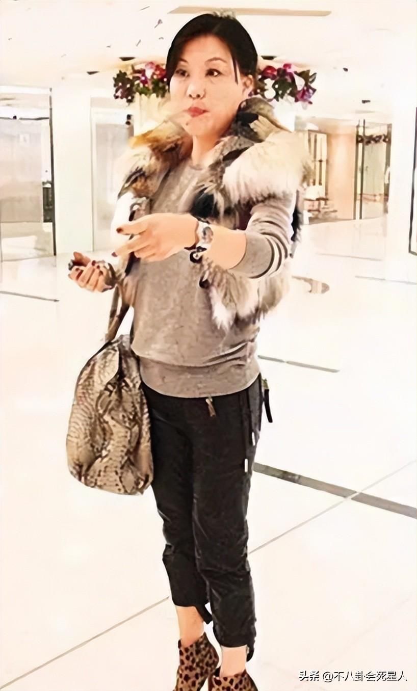 吕良伟老婆杨小娟年龄_杨小娟与吕良伟恩爱_杨小娟近照