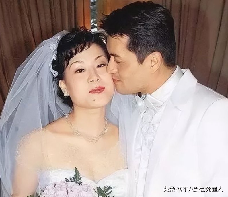 杨小娟与吕良伟恩爱_吕良伟老婆杨小娟年龄_杨小娟近照