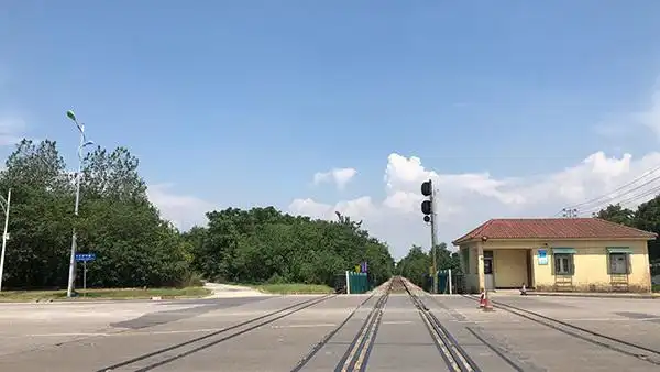 南京静龙山万辆共享单车堆积成“单车墓道”，城管下最后通牒