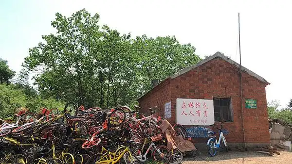 男子偷上万辆共享单车 每辆卖105元_南京静龙山单车墓道_江宁开发区共享单车乱堆放
