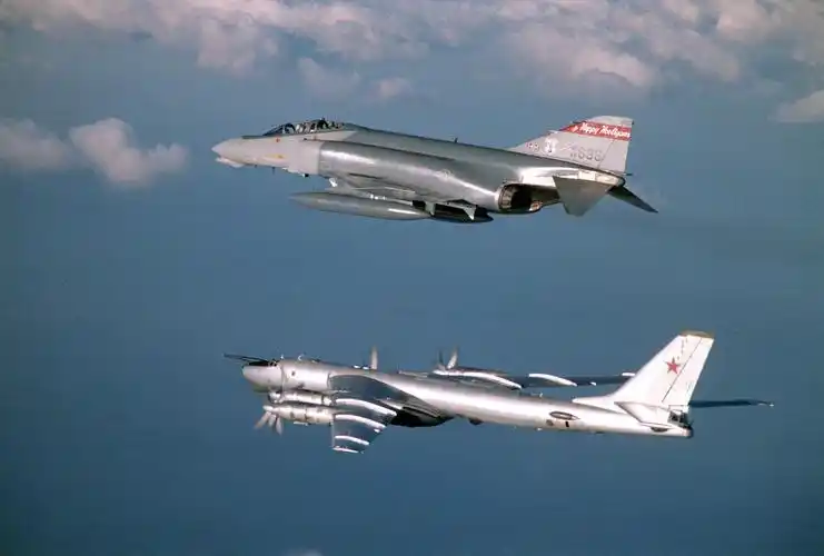 俄乌冲突 图-95战略轰炸机 FPV自杀式穿越机_轰炸机战争