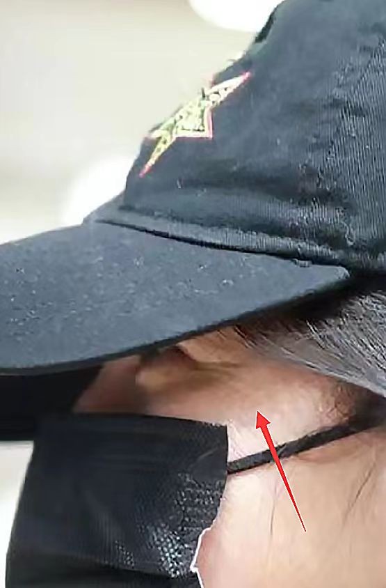 这一次，顶风作案的赵薇，终于付出她的代价，发福沧桑身上有伤痕