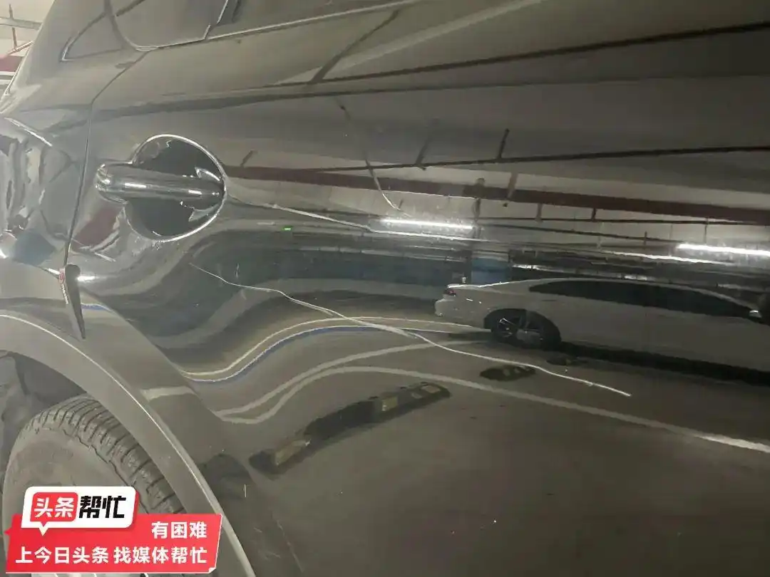 长沙女子把车停在商场被划了八面，监控指向了迈巴赫车主……
