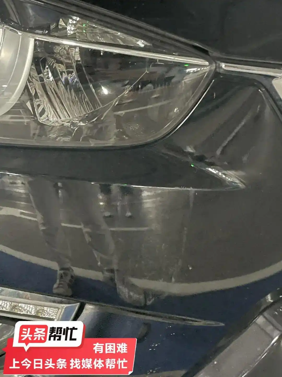 停车刮车纠纷_车辆划痕赔偿_男子称新车停胡同被大爷一刮到底