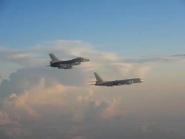 解放军出动轰炸机编队巡航 解读来了_解放军轰-6K夜行绕台_台军汉光34号演习导弹拦截