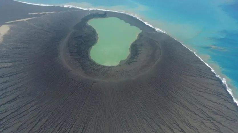 汤加火山喷发 最新照片流出一个岛消失了