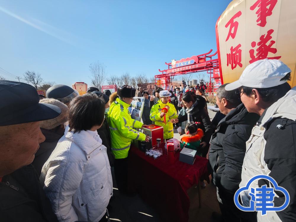 争做文明有礼天津人 | 群众猜灯谜学交通知识