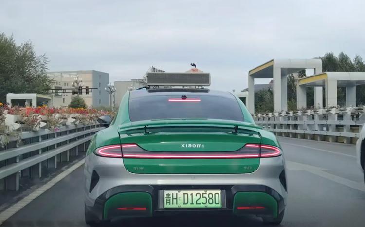 小米SU7出租车_雷军赌上声誉的豪华科技轿车_小米su7出租车司机被同行举报