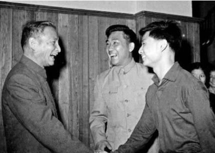 她出身亿万富豪家庭，父亲有钱，爷爷是正国级，身材容貌美若天仙