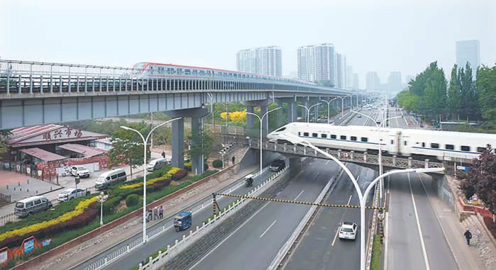 八通线列车与京哈铁路列车“同框”。 张寅生 摄