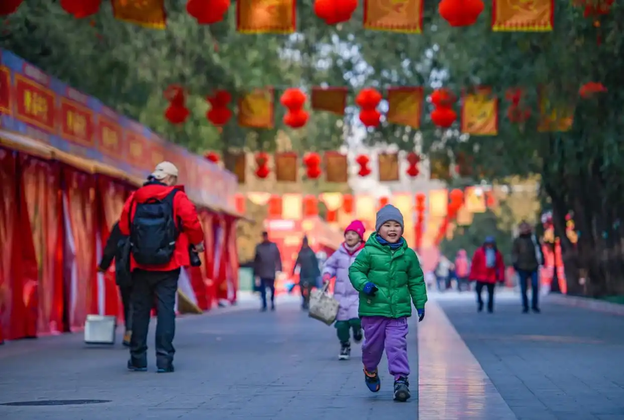 地坛庙会仿清祭地表演_地坛公园打卡姿势已经next level了_龙潭庙会节庆装饰拍照打卡
