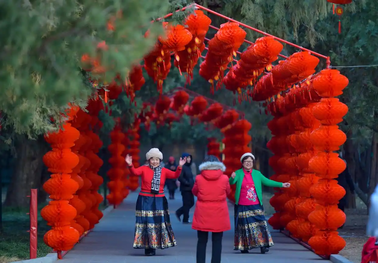 龙潭庙会节庆装饰拍照打卡_地坛公园打卡姿势已经next level了_地坛庙会仿清祭地表演