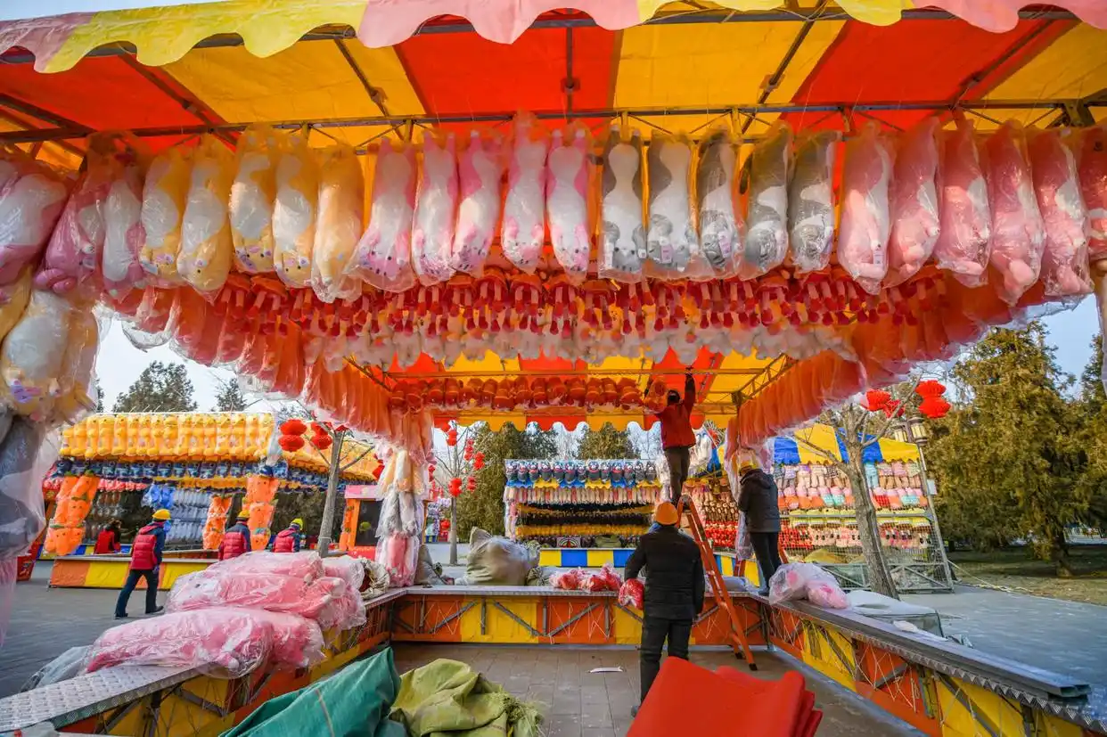 地坛公园打卡姿势已经next level了_龙潭庙会节庆装饰拍照打卡_地坛庙会仿清祭地表演