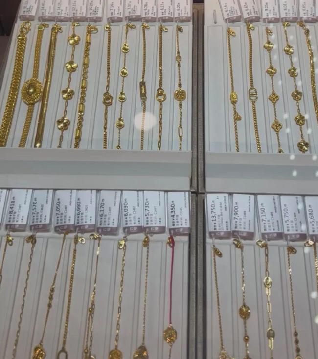 假期中国际金价涨破4000美元 黄金“硬通货”魔力再现