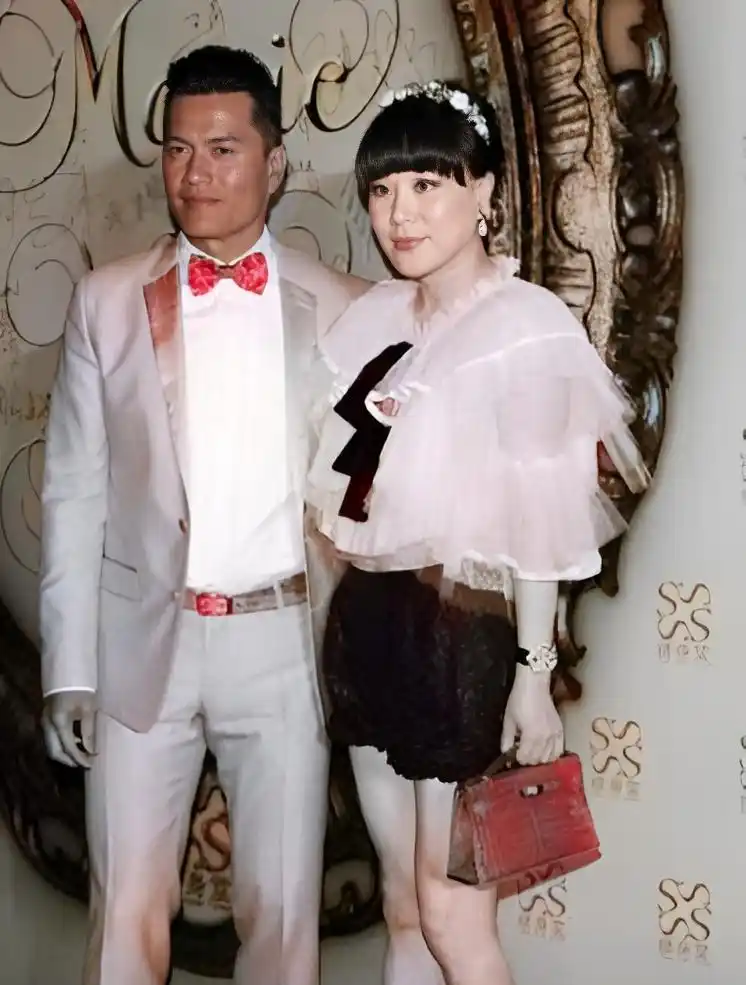 吕良伟与邝美云闪婚闪离经历_吕良伟三个老婆图片_吕良伟与周海媚婚姻经历