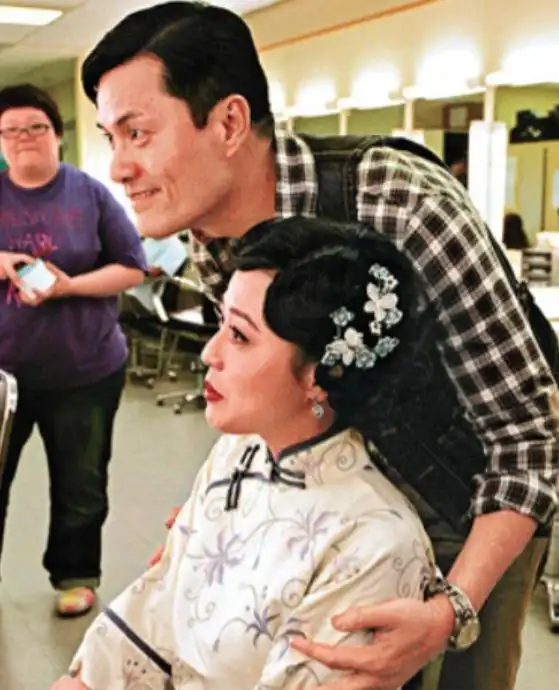 吕良伟与邝美云闪婚闪离经历_吕良伟三个老婆图片_吕良伟与周海媚婚姻经历