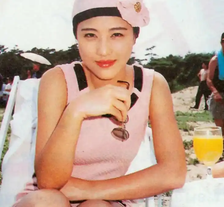 吕良伟与邝美云闪婚闪离经历_吕良伟与周海媚婚姻经历_吕良伟三个老婆图片