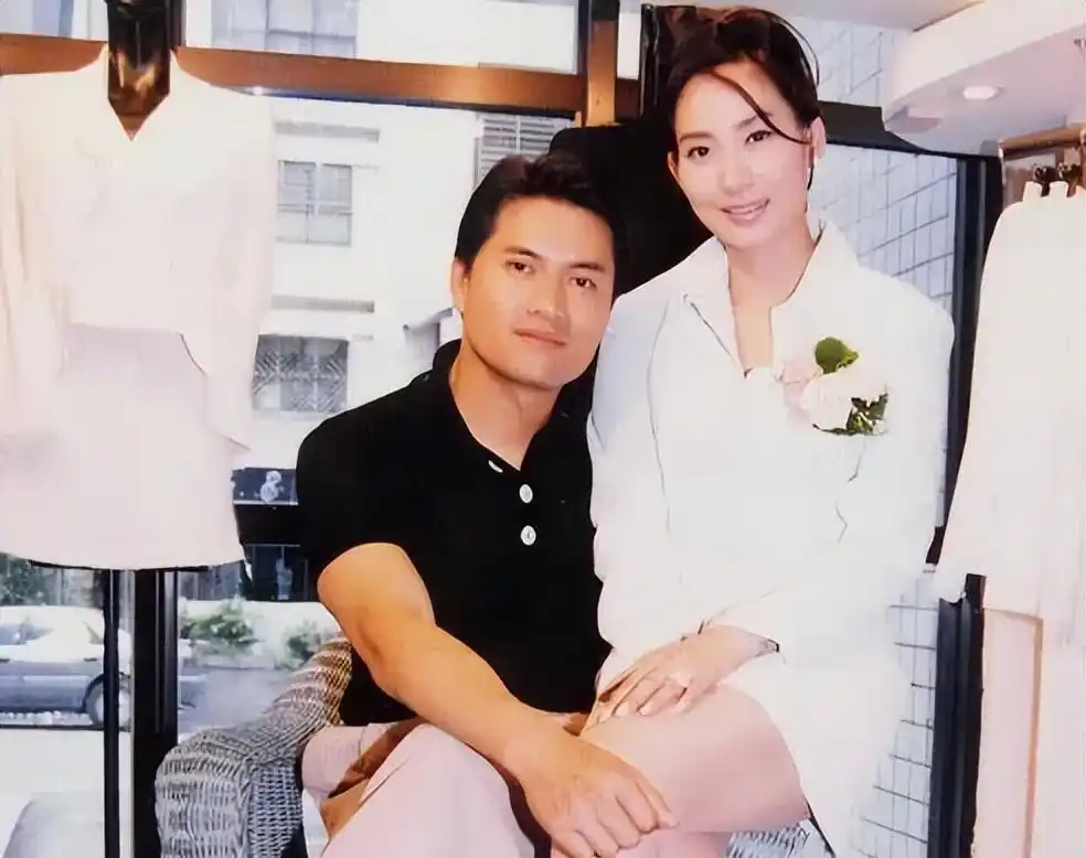吕良伟三个老婆图片_吕良伟与邝美云闪婚闪离经历_吕良伟与周海媚婚姻经历