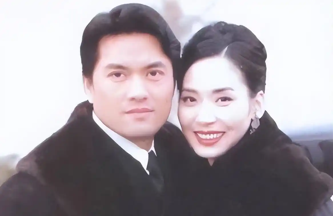 吕良伟与周海媚婚姻经历_吕良伟三个老婆图片_吕良伟与邝美云闪婚闪离经历