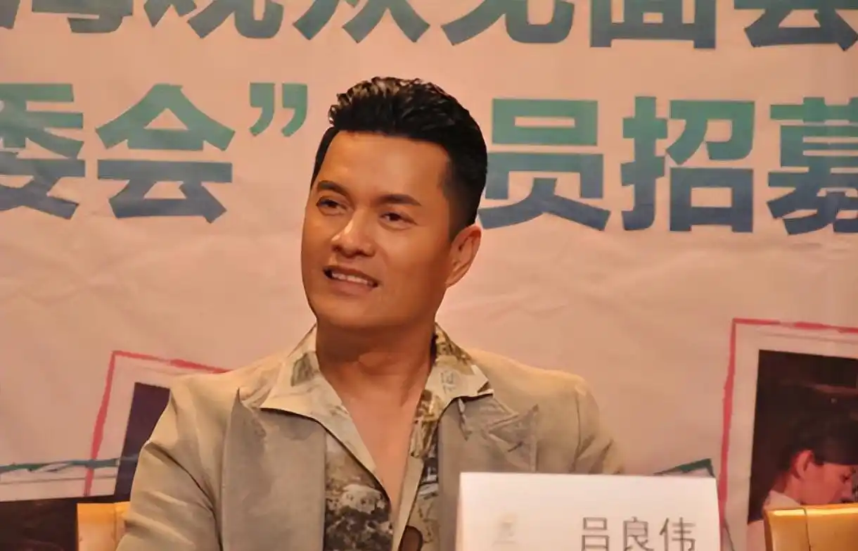 吕良伟与邝美云闪婚闪离经历_吕良伟与周海媚婚姻经历_吕良伟三个老婆图片