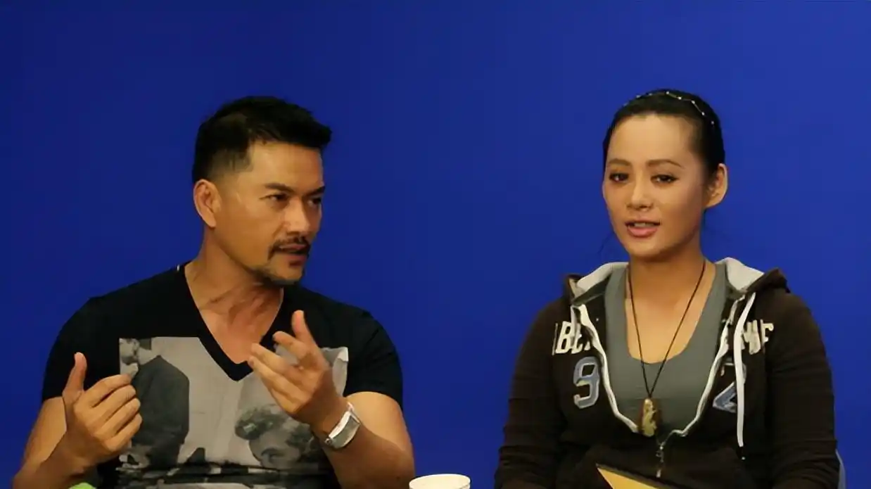 吕良伟与邝美云闪婚闪离经历_吕良伟与周海媚婚姻经历_吕良伟三个老婆图片