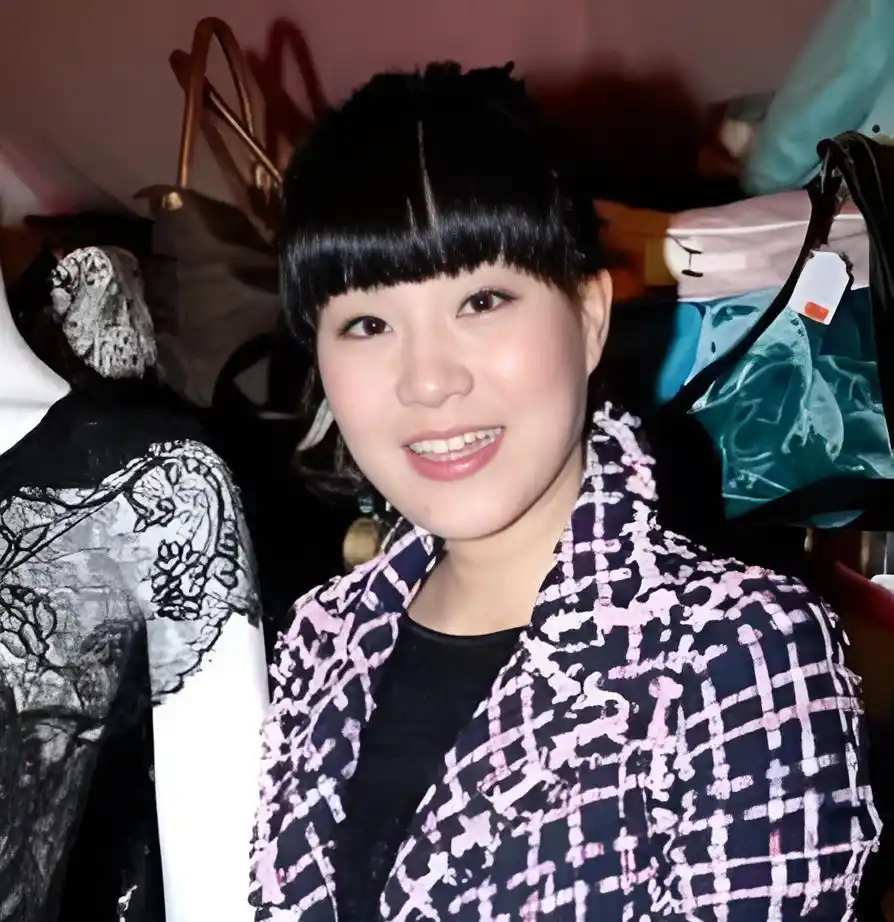 吕良伟与邝美云闪婚闪离经历_吕良伟与周海媚婚姻经历_吕良伟三个老婆图片