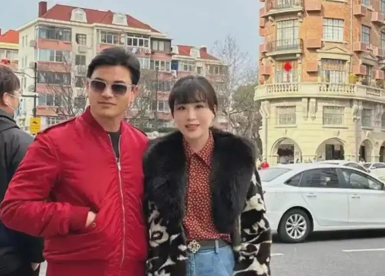 吕良伟三个老婆图片_吕良伟与邝美云闪婚闪离经历_吕良伟与周海媚婚姻经历