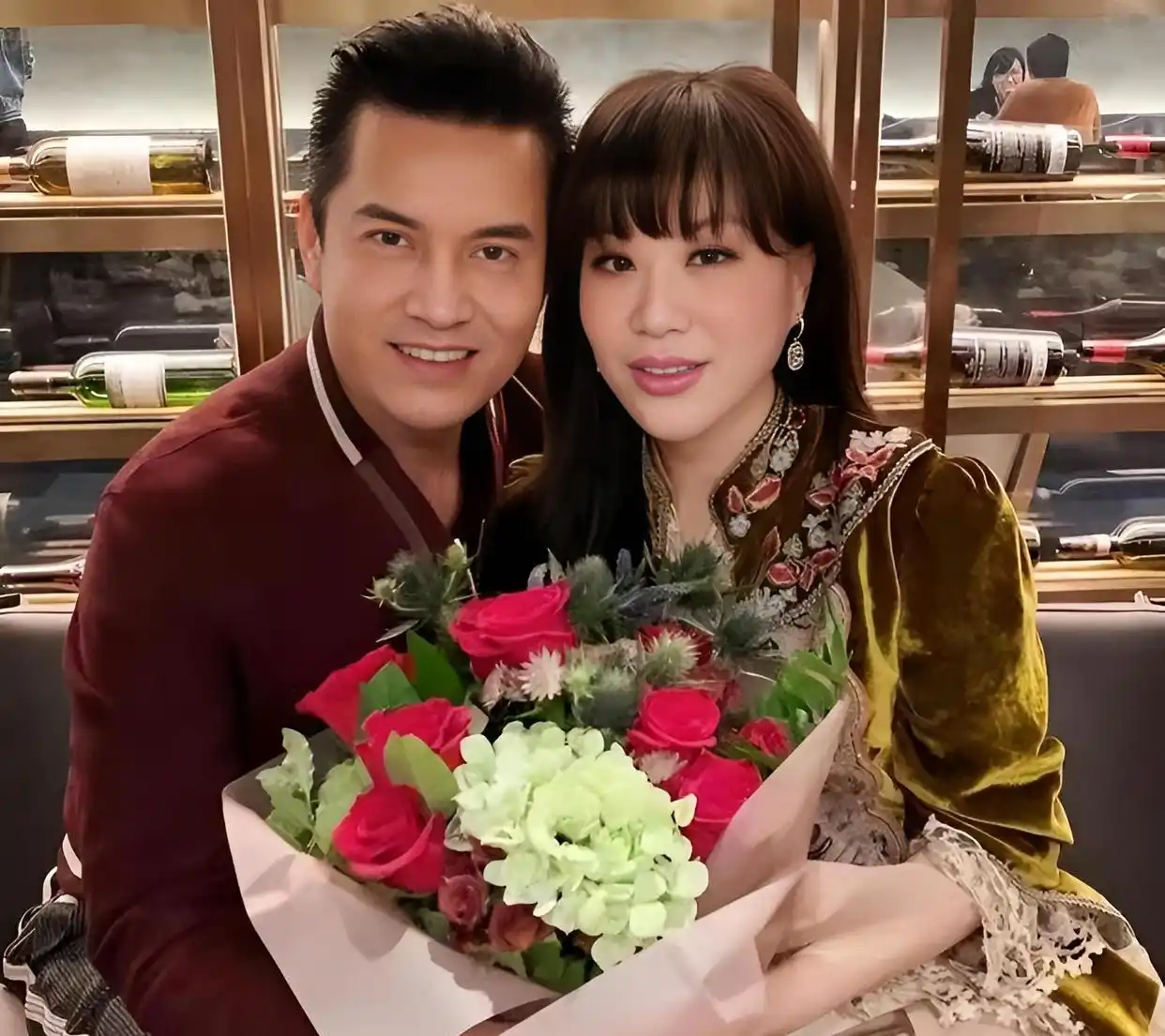 吕良伟与邝美云闪婚闪离经历_吕良伟与周海媚婚姻经历_吕良伟三个老婆图片