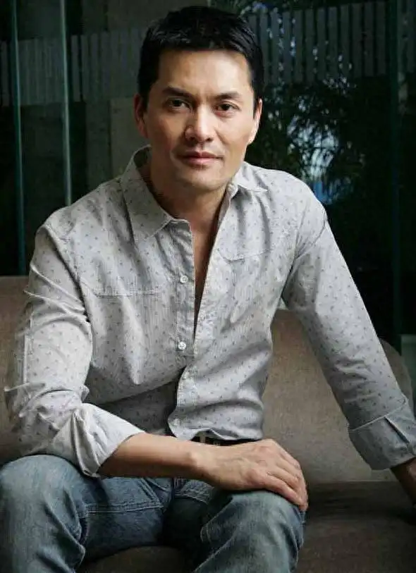 他有三位绝色妻子，首婚周海媚，次婚邝美云，46岁时娶得富豪女