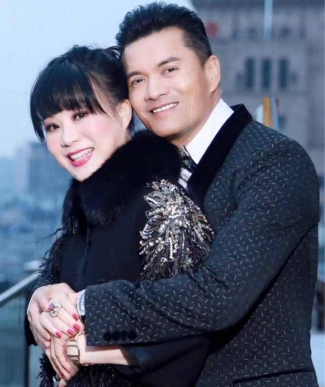 回顾吕良伟：三婚娶贵州富婆杨小娟，47岁生一子，如今他还好吗？