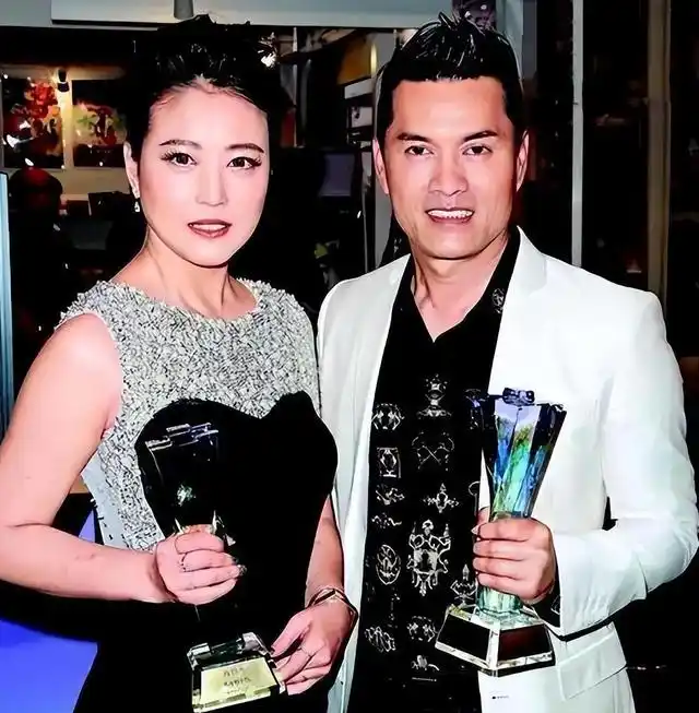 吕良伟杨小娟婚姻故事_吕良伟不老男神杨小娟_吕良伟三个老婆图片