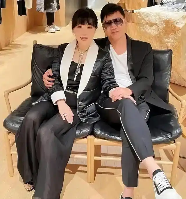 吕良伟三个老婆图片_吕良伟杨小娟婚姻故事_吕良伟不老男神杨小娟