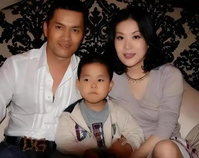 吕良伟杨小娟婚姻故事_吕良伟三个老婆图片_吕良伟不老男神杨小娟