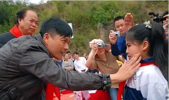 吕良伟杨小娟婚姻故事_吕良伟三个老婆图片_吕良伟不老男神杨小娟