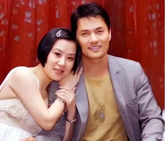 吕良伟杨小娟婚姻故事_吕良伟三个老婆图片_吕良伟不老男神杨小娟