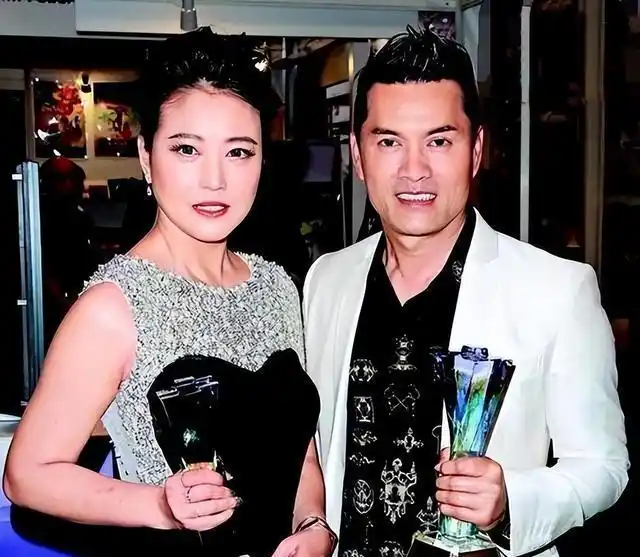 吕良伟三个老婆图片_吕良伟感情经历_吕良伟婚姻故事