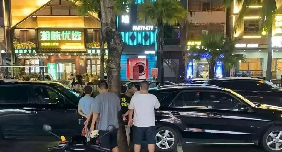 女子酒驾撞劳斯莱斯：我是国企员工_女子酒驾劳斯莱斯不配合交警检测自称国企员工_三亚女子酒驾劳斯莱斯自称国企员工扬言通报违法行为