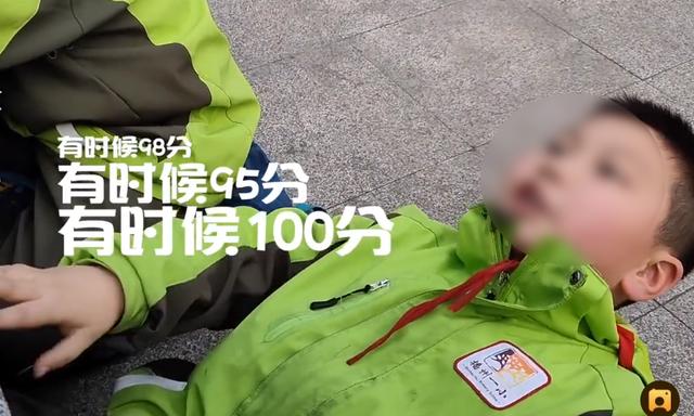 小学生一起写作业欢乐多，感觉写作业也不是那么痛苦嘛