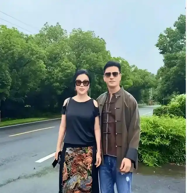 吕良伟个人经历_吕良伟情史详细资料_吕良伟三个老婆图片