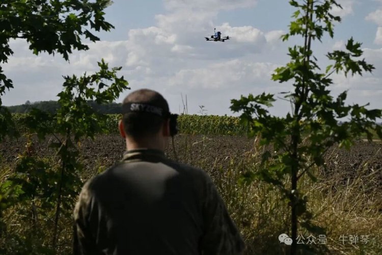 泽连斯基穿上正装 特朗普：我很喜欢_泽连斯基特朗普会面细节_特朗普对乌克兰无人机兴趣