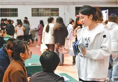 实施就业优先战略_健全国家公共服务制度_民生福祉达到新水平