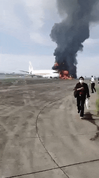 重庆一机场飞机突然起火？还原真相