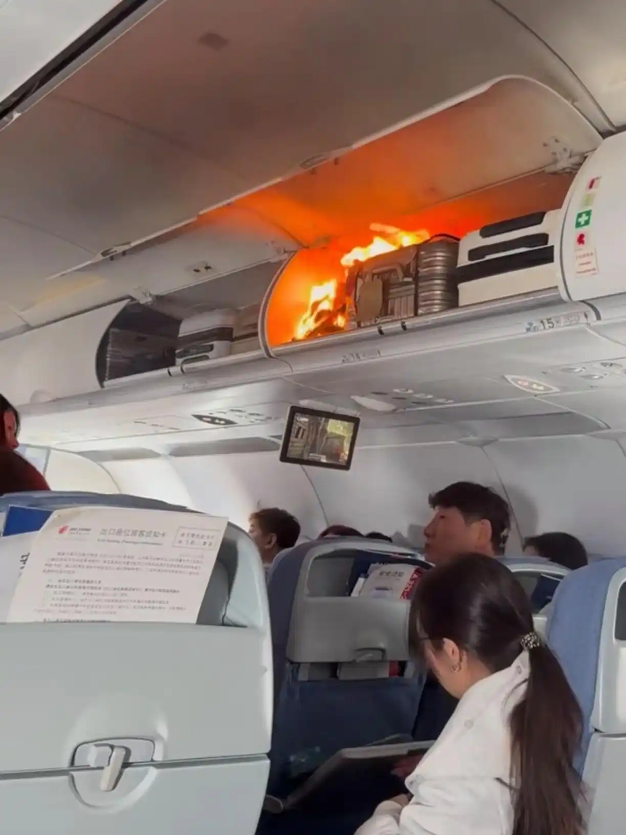 国航行李架锂电池自燃备降上海浦东_锂电池航空运输安全规定_国航客机空中起火 亲历者发声