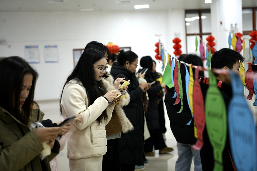 群众参与猜灯谜。邓黄麟摄