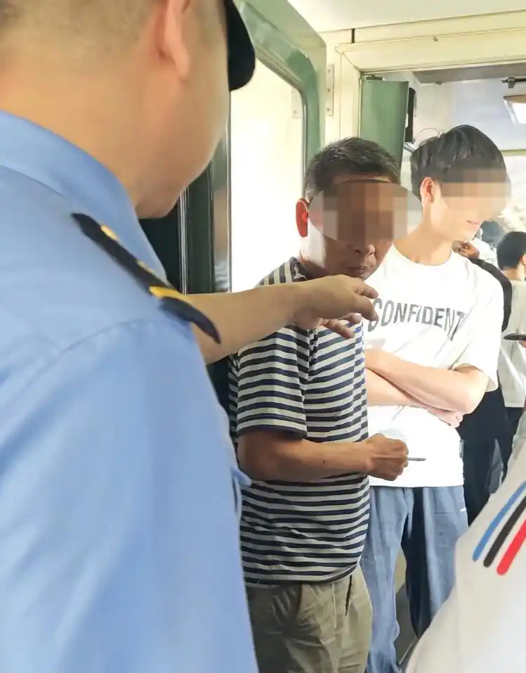 绿皮火车上的烟灰缸该撤了_绿皮火车车厢连接处吸烟投诉_祁女士绿皮火车吸烟事件