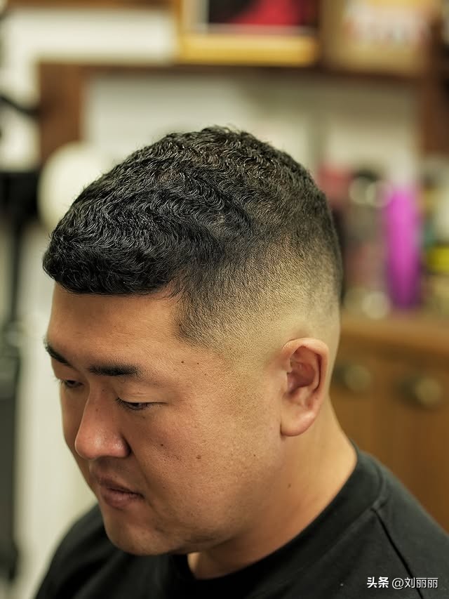 男士渐变短发造型_男士多场景适配发型_男生发型名字大全