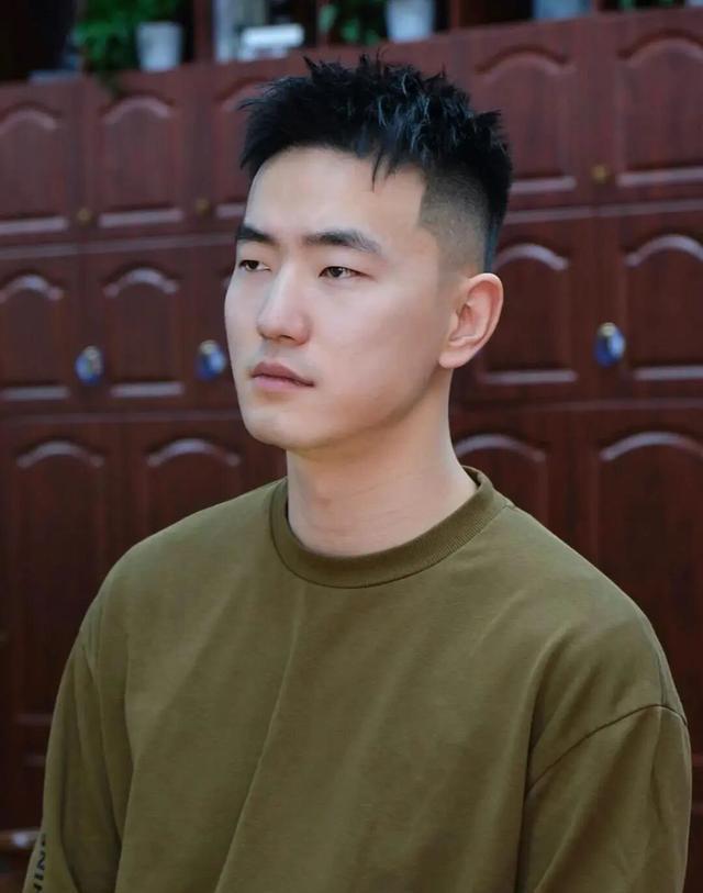 男生发型名字大全_韩国男星机场偷拍发型_羊毛卷发型