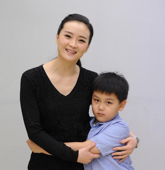 43岁阔太王艳的富豪老公和“两个儿子”，两子相差24岁